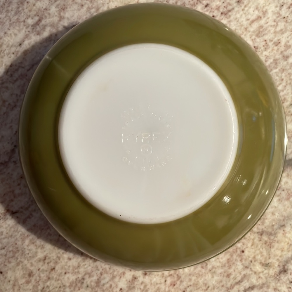 Vintage Pyrex Bowl Avocado Green 2.5quart - Picture 3 of 14